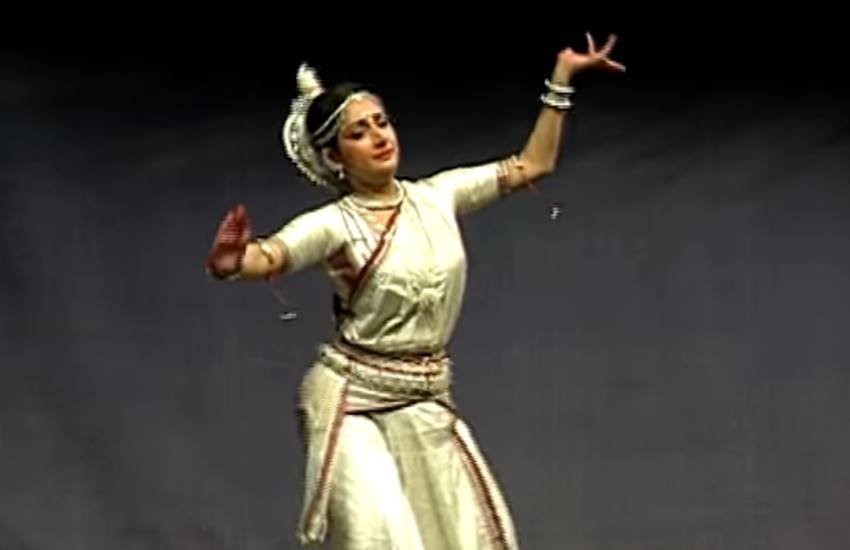 ओडिशी नृत्यांगना सुतपा तालुकदार एक कार्यक्रम के दौरान प्रस्तुति देती हुईं। (File Photo, Source: YpuTube/WildFilmsIndia)