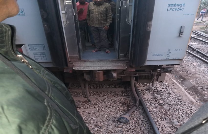 उत्तरप्रदेश के देवरिया में वैशाली एक्सप्रेस के इंजन और बोगी अलग हो गए 
फोटो सोर्स- ट्विटर 