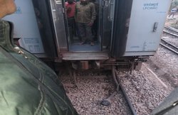 बोगियों को छोड़कर आगे निकला vaishali express का इंजन, दो घंटे में दो बार हुई ये घटना