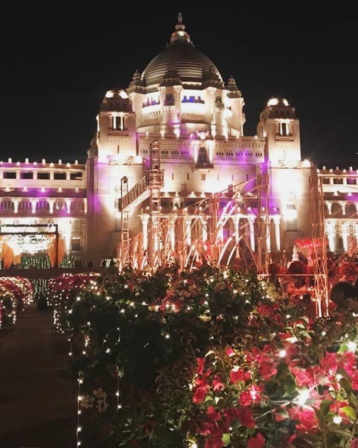 शादी के दिन उमैद पैलेस तमाम तरह की लाइट्स से रौशन रहा।