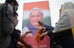 यूपी: सरकारी आदेश करना था पूरा, श्रद्धांजलि देने के लिए फोटो नहीं मिली, स्मार्टफोन पर अटल की तस्वीर डाउनलोड कर चढ़ा दिए फूल