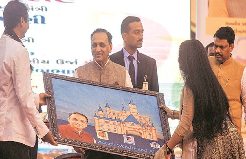 गुजरात के सीएम रुपाणी के 'लाइव चर्चा' की स्क्रिप्ट पहले से तैयार थी. (फोटो सोर्स: एक्सप्रेस आर्काइव) 