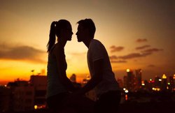 प्यार का इजहार करने में अब हिचक नहीं रहीं महिलाएं