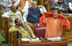 सर्वे: योगी आदित्यनाथ के खिलाफ असंतोष बढ़ा, 3 महीने में 5% गिरी लोकप्रियता, अखिलेश को बढ़त