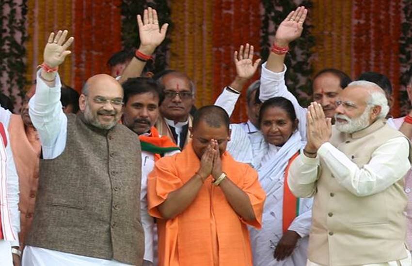 मंच पर अमित शाह, योगी आदित्यनाथ और पीएम मोदी
(फोटो सोर्स : Indian Express)