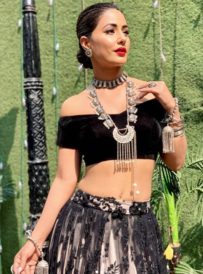 हिना जब बिग बॉस के सीजन 11 में एंटर हुई थीं तो खबरें आई थीं कि हिना शो के लिए सिर्फ 100 नाइटसूट अपने साथ लेकर गई थीं।