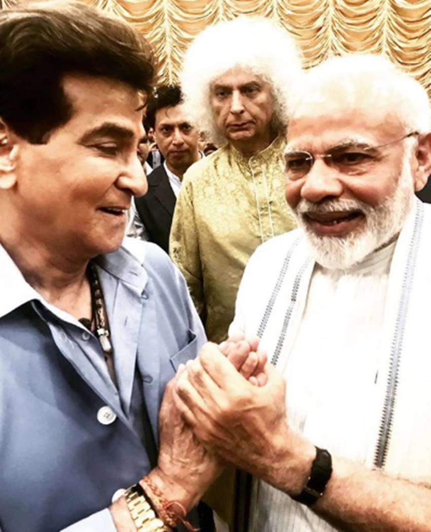दूसरी तस्वीर जितेंद्र की एकता ने शेयर की है। इसमें पीएम ने जितेंद्र का हाथ पकड़ा हुआ है।