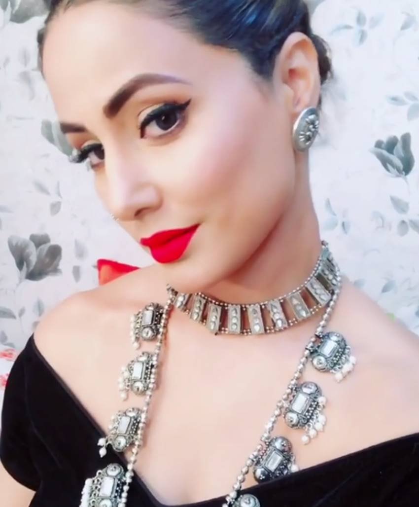 ऐसे में रात को सोने से लेकर सुबह उठने तक हिना का स्टाइल सबसे अलग था। फैन्स हिना की इसी अदा के कायल हैं।