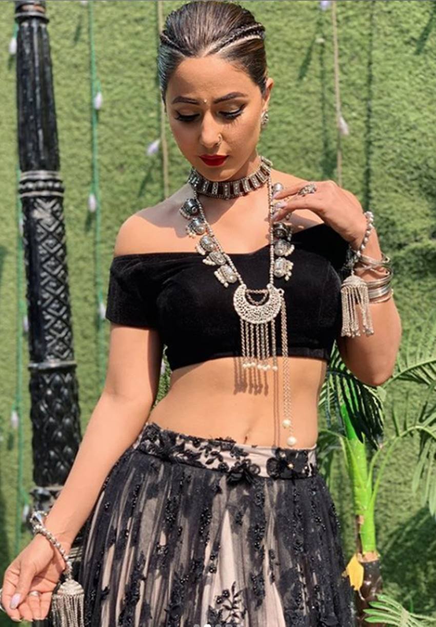 इसके अलावा उनके अलग ड्रेस उनके साथ बिग बॉसके घर के अंदर गए थे। हिना हर रात को खास नाइट सूट पहनती थीं।