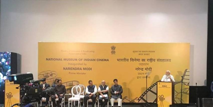 प्रधानमंत्री ने कहा कि कभी ‘प्रथम श्रेणी के शहरों’ के सिर्फ अमीर लोग ही फिल्म उद्योग में जा सकते थे, लेकिन अब दूसरे और तीसरे श्रेणी के शहरों के कलाकार भी अपने पांव जमा रहे हैं और अपनी कलात्मक क्षमताओं को मजबूती दे रहे हैं।