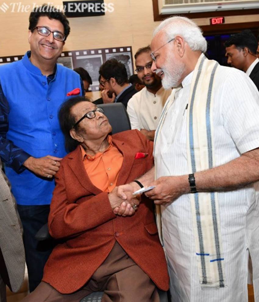 इस दौरान मनोज कुमार भी पीएम मोदी से मिले।
