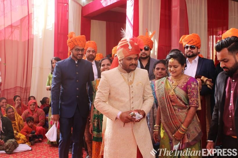 पाटीदार अनामत आंदोलन समिति के नेता हार्दिक पटेल 27 जनवरी को शादी के बंधन में बंध गए। गुजरात के सुरेंद्रनगर जिले के दिगसागर गांव के एक मंदिर में हुए साधारण शादी समारोह के दौरान हार्दिक ने बचपन की दोस्त किंजल पारिख के साथ सात फेरे लिए। हार्दिक की शादी में कुछ रिश्तेदार और बेहद करीबी लोगों को ही आमंत्रित किया गया। हार्दिक ने स्पष्ट किया है कि वह किंजल पारिख पटेल हैं और पाटीदार समुदाय से संबंध रखती हैं।