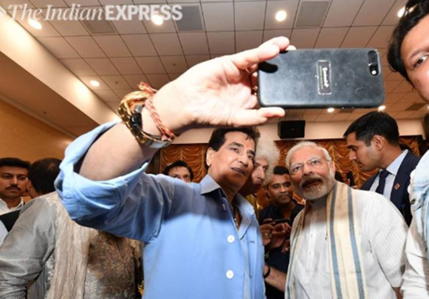 एक्टर जितेंद्र भी पीएम मोदी के साथ तस्वीरों में दिखाई दिए। इस तस्वीर में जितेंद्र पीएम के साथ सेल्फी ले रहे हैं।