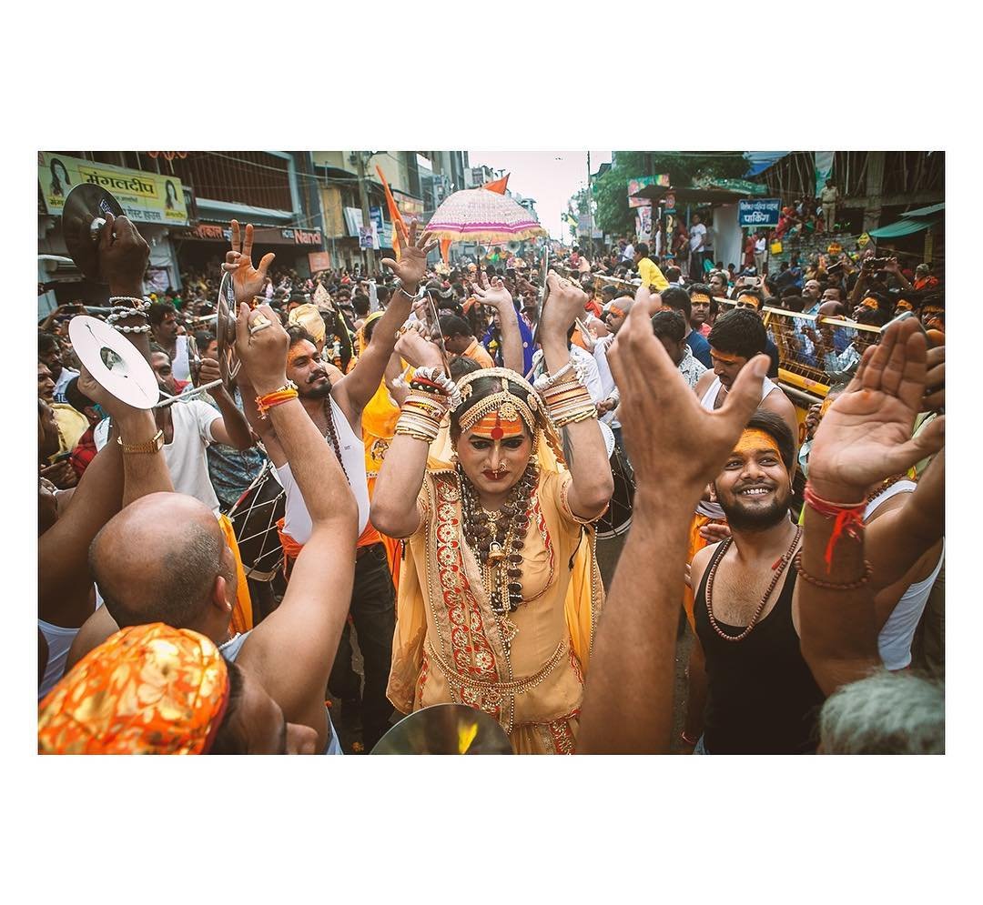 देवत्व यात्रा में आराध्य देवता के पीछे बाजे-गाजे और झांकियों के साथ बग्घियों पर किन्नर साधु संत सवार थे और लोगों को आशीर्वाद दे रहे थे। किन्नर संतों ने सुंदर साड़ियां पहन रखी थीं और खूब श्रृंगार कर रखा था जिससे उनकी यह यात्रा एक अलग ही छठा बिखेर रही थी।