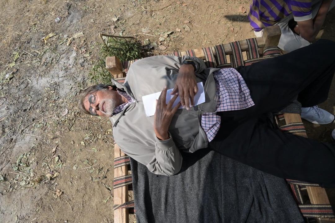 amitabh bachan, amitabh bachan latest pics, amitabh bachan enjoying in village, amitabh bachan in village, amitabh bachan enjoying village life, amitabh bachan movie, amitabh bachan on coat, amitabh bachan suffers in Bullock cart