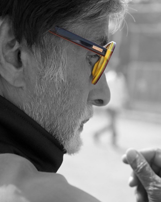 amitabh bachan, amitabh bachan latest pics, amitabh bachan enjoying in village, amitabh bachan in village, amitabh bachan enjoying village life, amitabh bachan movie, amitabh bachan on coat, amitabh bachan suffers in Bullock cart