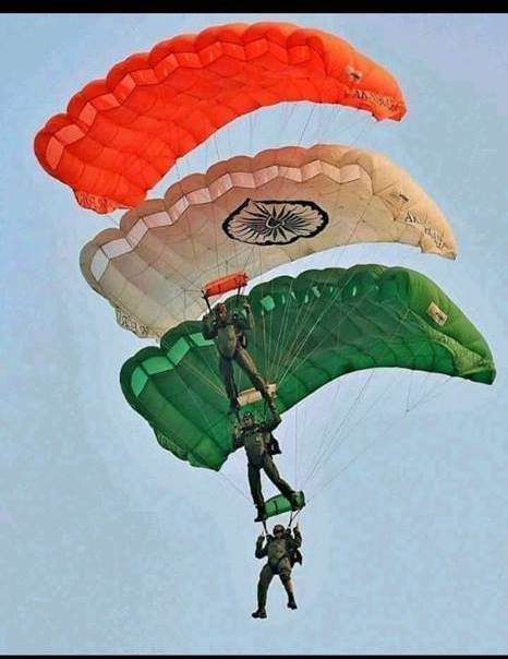 आसमान में हजारों किलोमीटर की ऊंचाई पर करतब दिखाते सेना के स्काई डाइवर।