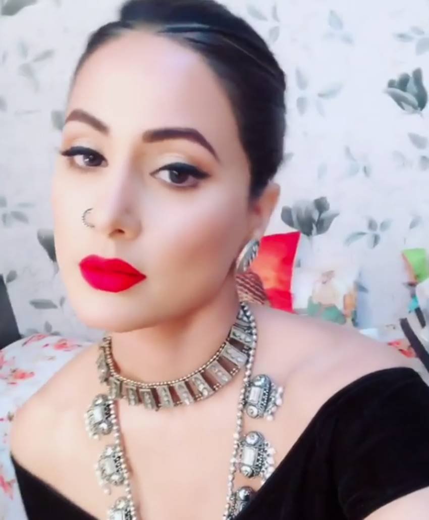 हिना खान टीवी पर काफी काम कर चुकी हैं। इन दिनों हिना 'कसौटी जिंदगी की' में कमौलिका के किरदार में नजर आ रही हैं।