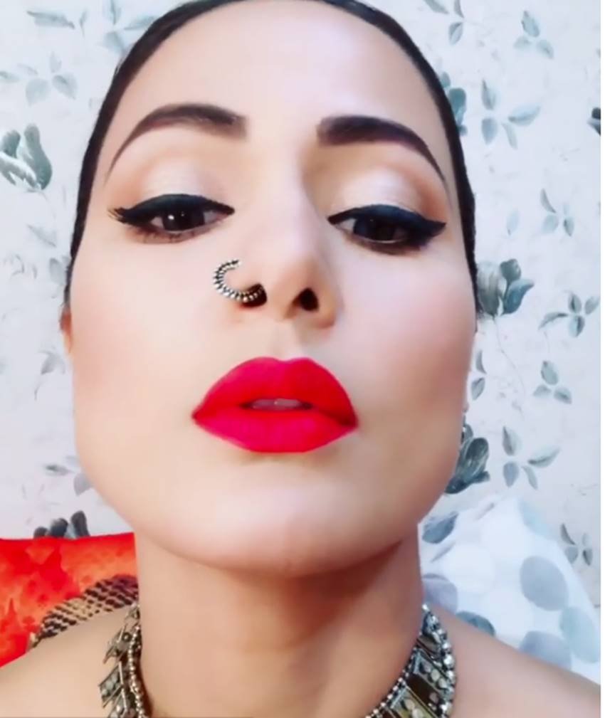 हिना इस किरदार में काफी पसंद की जा रही हैं। हिना खान के इस लुक को लेकर पूछा जा रहा  है कि क्या कमौलिका का स्टाइल बदलकर दिखाए जाने की तैयारी हो रही है?