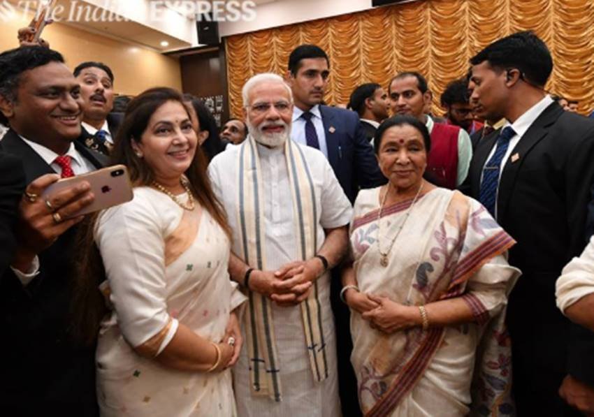 पीएम मोदी के साथ बॉलीवुड सिंगर आशा भोसले