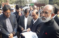 वाराणसी का दौरा करने गए मंत्री जी, बोले- मैं दिल्ली से आ गया, लेकिन लोकल अफसर नहीं आ पाए