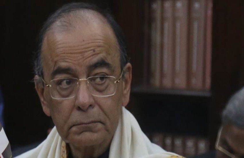 वित्त मंत्री अरुण जेटली ने आईसीआईसीआई मामले में कार्रवाई पर सीबीआई को नसीहत दी है. (एक्सप्रेस फाइल फोटो/ रेणुका पुरी) वित्त मंत्री अरुण जेटली ने आईसीआईसीआई मामले में कार्रवाई पर सीबीआई को नसीहत दी है. (एक्सप्रेस फाइल फोटो/ रेणुका पुरी)