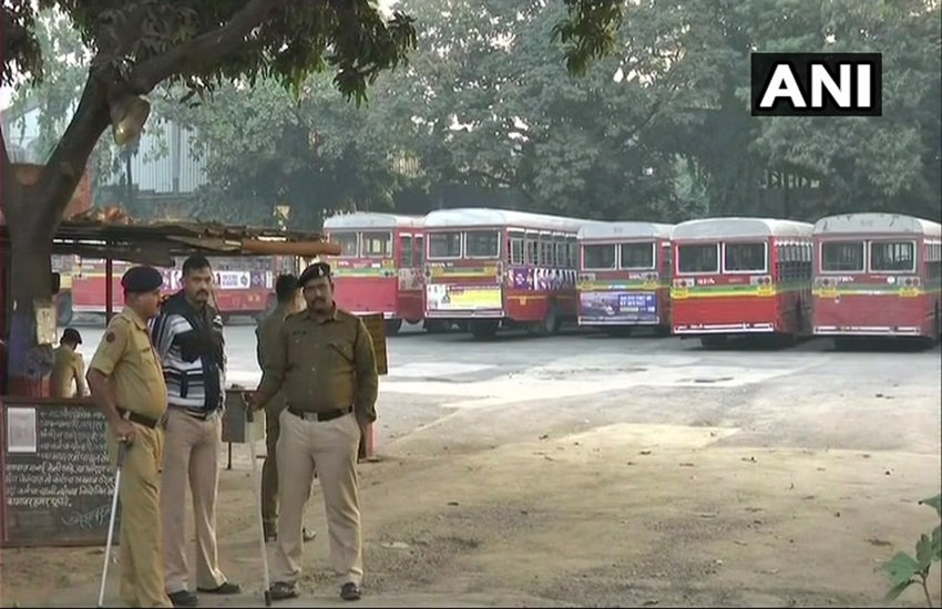 हड़ताल में खड़ी बस, फोटो सोर्स- ANI