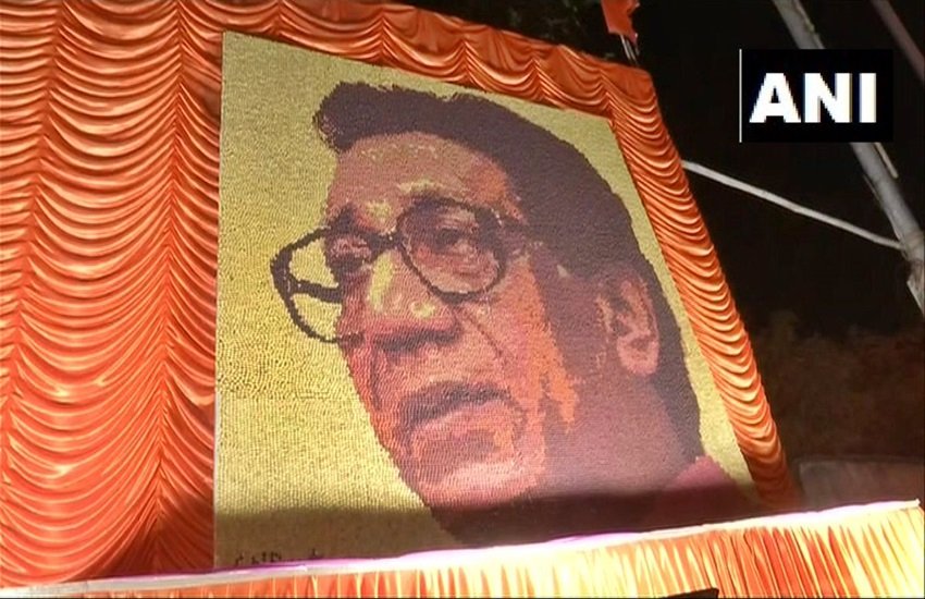 आर्टिस्ट ने बनाया बाल केशव ठाकरे का पोर्ट्रेट, फोटो सोर्स- ANI