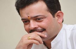 दो शादी करने वाले भय्यू महाराज को तीसरी के लिए ब्‍लैकमेल कर रही थी शिष्‍या: पुलिस