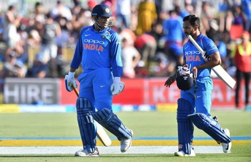 महेंद्र सिंह धोनी और केदार जाधव। (फोटो सोर्स- बीसीसीआई/ट्विटर)