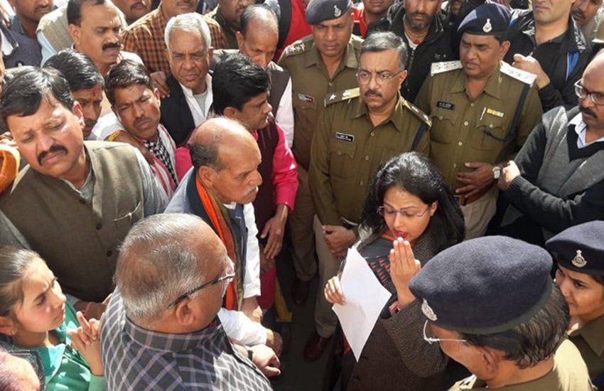 पूर्व राजमंत्री बद्रीलाल यादव और डीएम निधि निवेदिता , फोटो सोर्स- ट्विटर (@pratheesh)