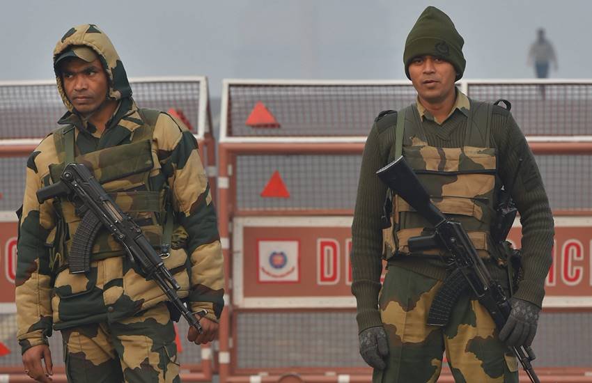 दिल्ली में राष्ट्रपति भवन के पास सुरक्षा में तैनात जवान। (फोटो- पीटीआई) दिल्ली में राष्ट्रपति भवन के पास सुरक्षा में तैनात जवान। (फोटो- पीटीआई)