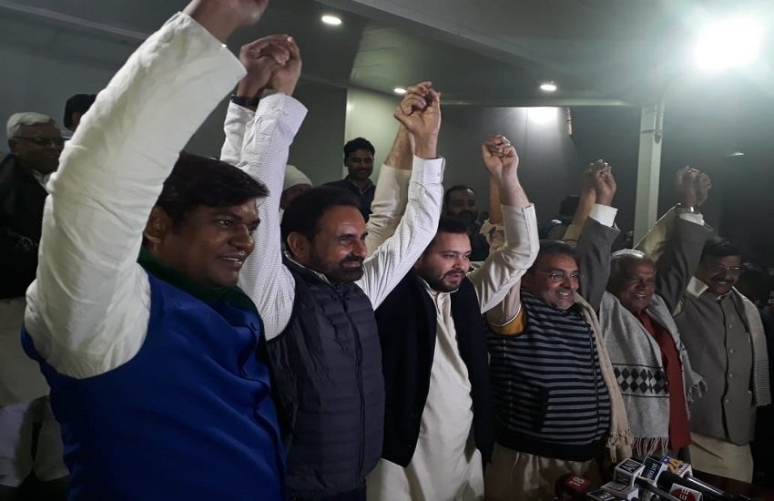 बिहार में महागठबंधन (फोटोः @yadavtejashwi)