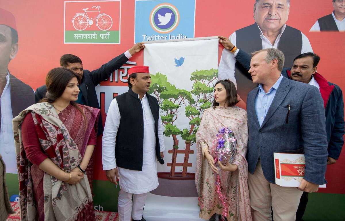 डिंपल राजनीति की माहिर खिलाड़ी भले न हों, लेकिन परिवार में होने वाली राजनीति का अंदेशा उन्‍हें काफी पहले लग गया था। बताया जाता है कि उन्‍होंने इस बारे में अखिलेश को आगाह भी किया था। पहले वह नहीं माने, पर धीरे-धीरे ऐसी स्‍थितियां बनीं कि उन्‍हें डिंपल की बातों पर यकीन करना पड़ा।