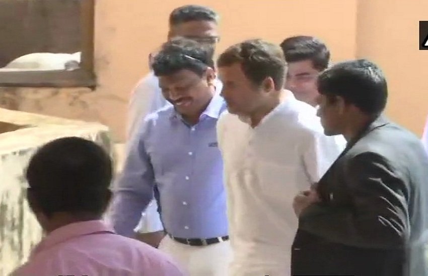 गोवा सीएम पर्रिकर के दफ्तर के बाहर राहुल गांधी (फोटोः एएनआई)
