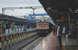 Indian Railways, Indian Trains, Trains Late, Fog, Weather, New Delhi, National News, Hindi News, भारतीय रेल, ट्रेन, रेल गाड़ियां, देरी, कोहरा, दृश्यता, फरक्का एक्सप्रेस मालदा-दिल्ली जंक्शन, महाबोधि गया-नई दिल्ली, पूर्वा एक्सप्रेस हावड़ा-नई दिल्ली और गरीब रथ जयनगर-आनंद विहार, राष्ट्रीय समाचार, हिंदी समाचार