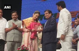 Isha Koppikar, Khallas Girl, Khallas Item Song, Company, Actress, Mumbai, BJP, Bhartiya Janta Party, Union Transport Minister, Nitin Gadkari, Mumbai News, State News, Elections 2019, Hindi News