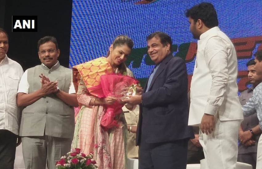 Isha Koppikar, Khallas Girl, Khallas Item Song, Company, Actress, Mumbai, BJP, Bhartiya Janta Party, Union Transport Minister, Nitin Gadkari, Mumbai News, State News, Elections 2019, Hindi News