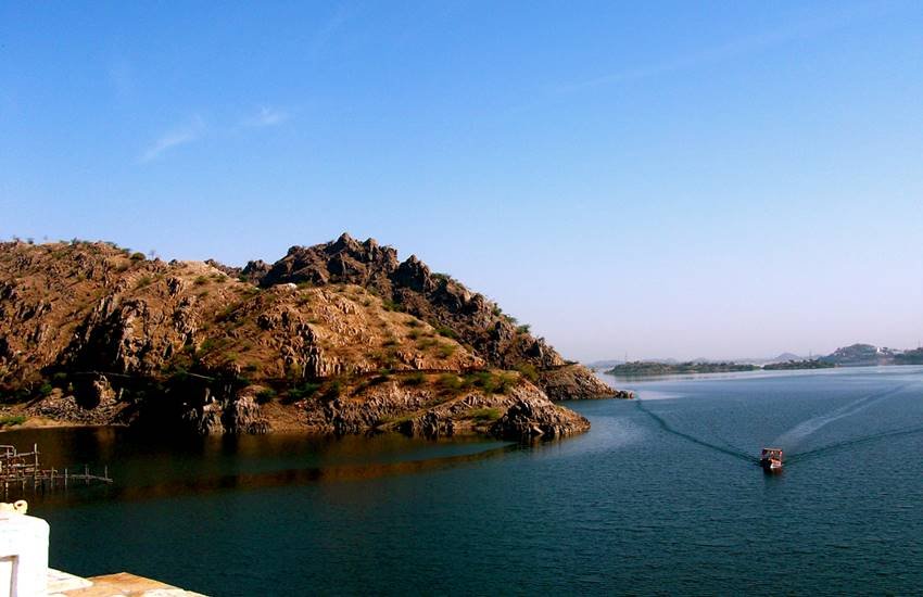जयसमंद झील का एक दृश्य। (Image Source: Wikipedia)