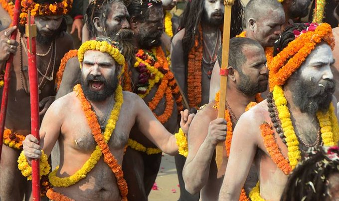 Kumbh Mela 2019: 10 डिग्री तापमान में भी श्रद्धालुओं ने लगाई आस्था की डुबकी, न्यूयॉर्क तक से आए संत