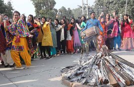 lohri, lohri 2019, lohri vidhi, lohri time, lohri muhurat, lohri mantra, lohri samagri, lohri mantra, lohri muhurat 2019, lohri vidhi 2019, lohri shubh muhurat, lohri timings, lohri procedure, lohri time, lohri puja time