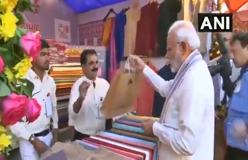 राज्य खादी ग्रामोद्योग बोर्ड के स्टॉल से जैकेट खरीदते पीएम मोदी, फोटो सोर्स- ANI