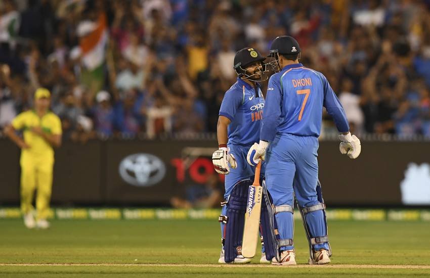 केदार जाधव के साथ बल्‍लेबाजी करते महेंद्र सिंह धोनी। (Photo : AP)