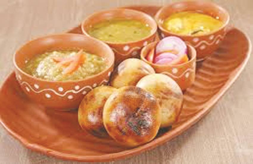 बटी या लिट्टी बनाने का पारंपरिक तरीका कंडे यानी उपले की आग पर पकाने का है। बटी या लिट्टी बनाने का पारंपरिक तरीका कंडे यानी उपले की आग पर पकाने का है।