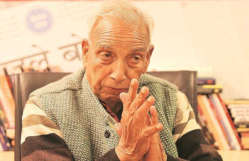 बारादरी की बैठक में शीतला सिंह (सभी फोटो: आरुष चोपड़ा)
