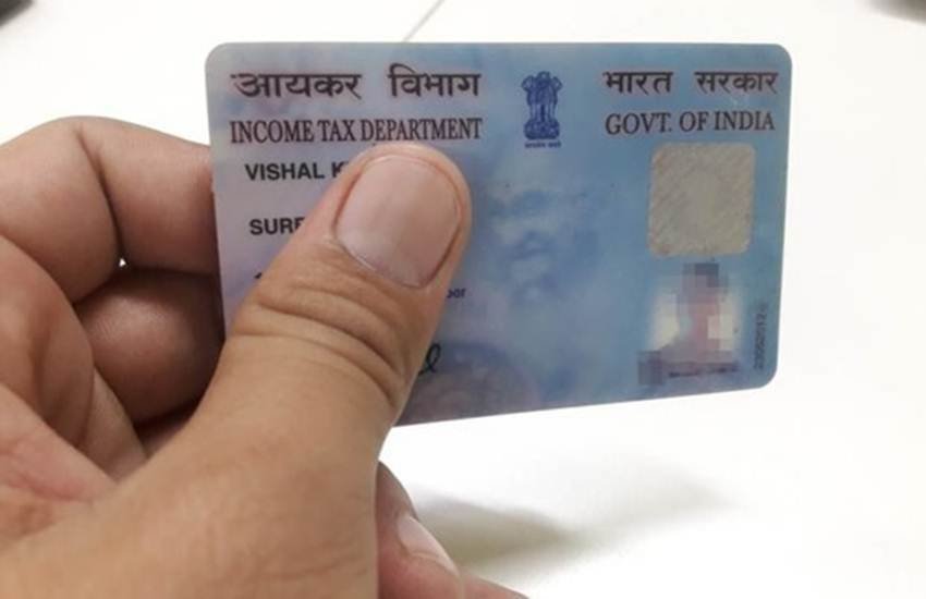 आप बेहद आसान तरीके से एनएसडीएल की वेबसाइट https://tin.tin.nsdl.com/pan/correctiondsc.html के जरिए दो पैन कार्ड होने पर सरेंडर कर सकते हैं।