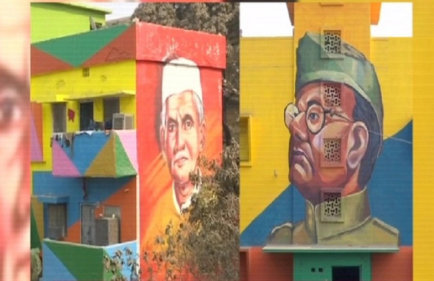 दीवारों पर बनीं पेंटिंग्स (फोटोः ANI)
