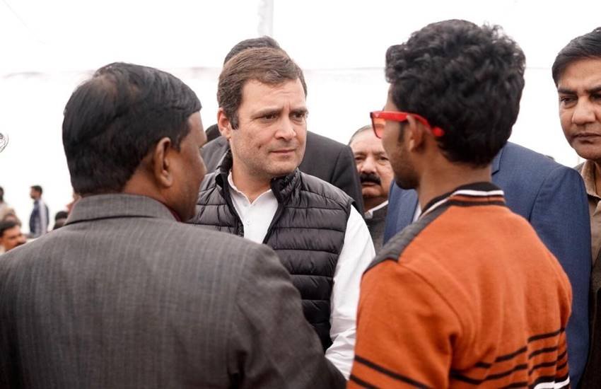 पार्टी कार्यकर्ताओं से बात करते हुए कांग्रेस अध्यक्ष राहुल गांधी। (फोटो- ट्विटर)