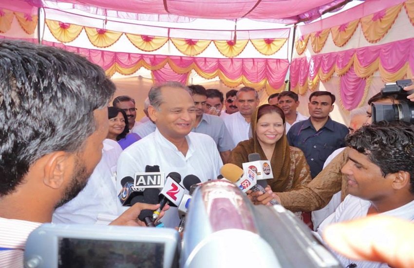 Ramgarh Election Result 2019:सीएम अशोक गहलोत का साथ सफिया जुबेर खां, फोटो सोर्स- फेसबुक ( @ShafiaZubairINC)