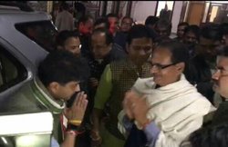 शिवराज के घर जाकर मिले सिंधिया, करीब 45 मिनट की बातचीत से गर्माई मध्य प्रदेश की सियासत